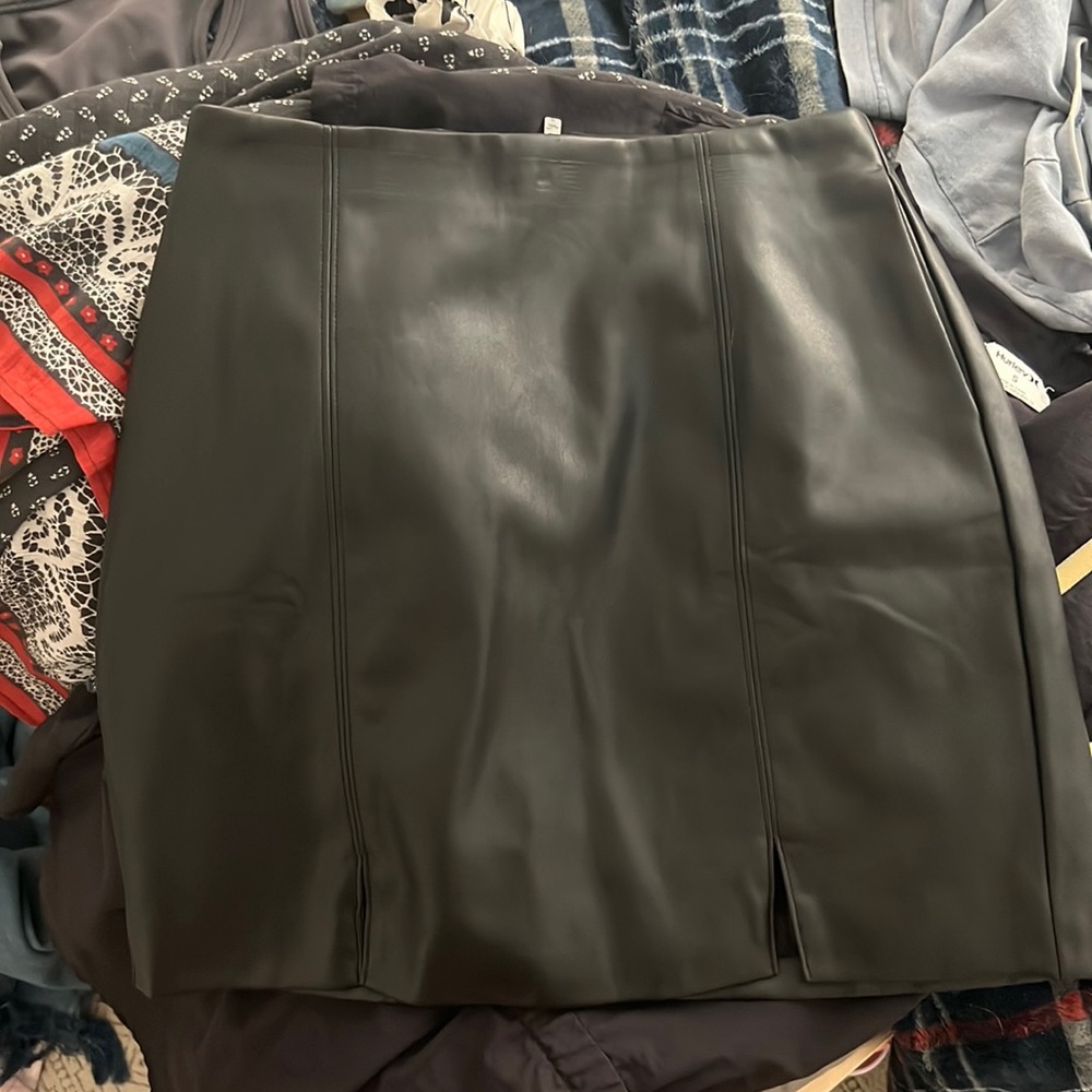 Black Leather Mini Skirt NWT ℎ𝑜𝑙𝑙𝑖𝑠𝑡𝑒𝑟